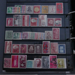 Lot massif de timbres d'Europe neufs et oblitérés en 4 albums.