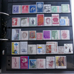 Lot massif de timbres d'Europe neufs et oblitérés en 4 albums.