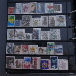 Lot massif de timbres d'Europe neufs et oblitérés en 4 albums.