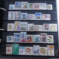 Lot massif de timbres d'Europe neufs et oblitérés en 4 albums.