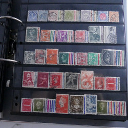 Lot massif de timbres d'Europe neufs et oblitérés en 4 albums.