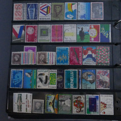 Lot massif de timbres d'Europe neufs et oblitérés en 4 albums.