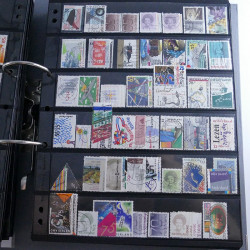 Lot massif de timbres d'Europe neufs et oblitérés en 4 albums.