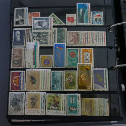 Lot massif de timbres d'Europe neufs et oblitérés en 4 albums.