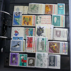 Lot massif de timbres d'Europe neufs et oblitérés en 4 albums.