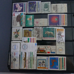 Lot massif de timbres d'Europe neufs et oblitérés en 4 albums.