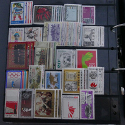 Lot massif de timbres d'Europe neufs et oblitérés en 4 albums.
