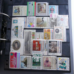 Lot massif de timbres d'Europe neufs et oblitérés en 4 albums.