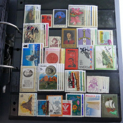 Lot massif de timbres d'Europe neufs et oblitérés en 4 albums.