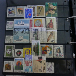 Lot massif de timbres d'Europe neufs et oblitérés en 4 albums.