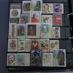 Lot massif de timbres d'Europe neufs et oblitérés en 4 albums.