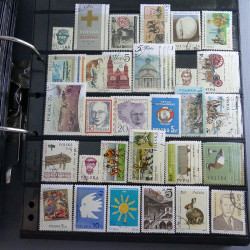 Lot massif de timbres d'Europe neufs et oblitérés en 4 albums.