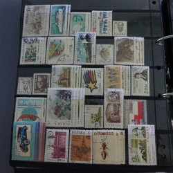 Lot massif de timbres d'Europe neufs et oblitérés en 4 albums.