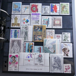 Lot massif de timbres d'Europe neufs et oblitérés en 4 albums.