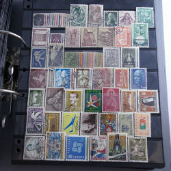 Lot massif de timbres d'Europe neufs et oblitérés en 4 albums.
