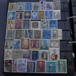 Lot massif de timbres d'Europe neufs et oblitérés en 4 albums.