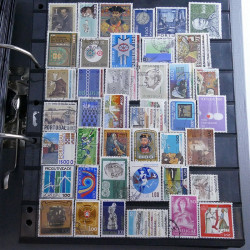 Lot massif de timbres d'Europe neufs et oblitérés en 4 albums.