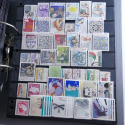 Lot massif de timbres d'Europe neufs et oblitérés en 4 albums.