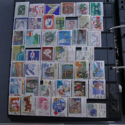 Lot massif de timbres d'Europe neufs et oblitérés en 4 albums.