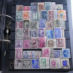 Lot massif de timbres d'Europe neufs et oblitérés en 4 albums.