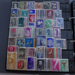 Lot massif de timbres d'Europe neufs et oblitérés en 4 albums.