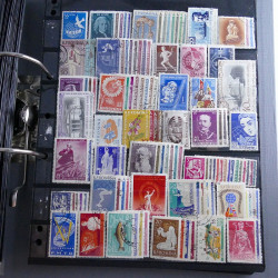 Lot massif de timbres d'Europe neufs et oblitérés en 4 albums.