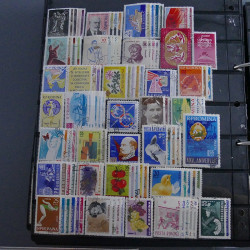 Lot massif de timbres d'Europe neufs et oblitérés en 4 albums.