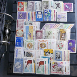 Lot massif de timbres d'Europe neufs et oblitérés en 4 albums.