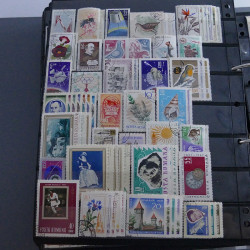 Lot massif de timbres d'Europe neufs et oblitérés en 4 albums.