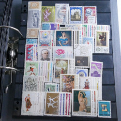 Lot massif de timbres d'Europe neufs et oblitérés en 4 albums.