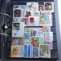 Lot massif de timbres d'Europe neufs et oblitérés en 4 albums.