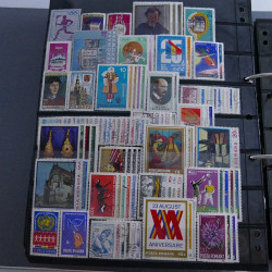 Lot massif de timbres d'Europe neufs et oblitérés en 4 albums.