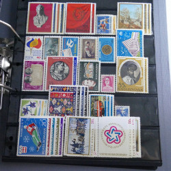 Lot massif de timbres d'Europe neufs et oblitérés en 4 albums.