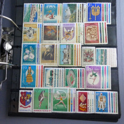 Lot massif de timbres d'Europe neufs et oblitérés en 4 albums.