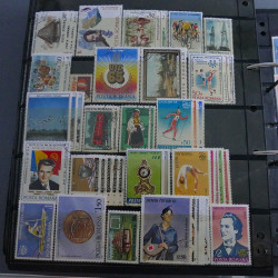 Lot massif de timbres d'Europe neufs et oblitérés en 4 albums.