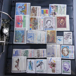 Lot massif de timbres d'Europe neufs et oblitérés en 4 albums.