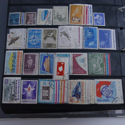 Lot massif de timbres d'Europe neufs et oblitérés en 4 albums.