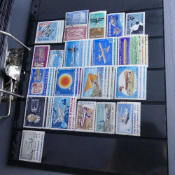 Lot massif de timbres d'Europe neufs et oblitérés en 4 albums.