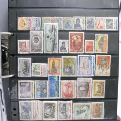 Lot massif de timbres d'Europe neufs et oblitérés en 4 albums.