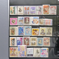 Lot massif de timbres d'Europe neufs et oblitérés en 4 albums.