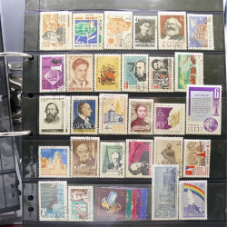 Lot massif de timbres d'Europe neufs et oblitérés en 4 albums.