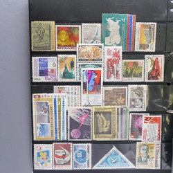 Lot massif de timbres d'Europe neufs et oblitérés en 4 albums.
