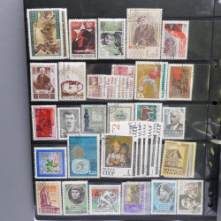 Lot massif de timbres d'Europe neufs et oblitérés en 4 albums.