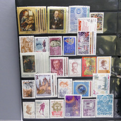 Lot massif de timbres d'Europe neufs et oblitérés en 4 albums.