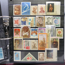 Lot massif de timbres d'Europe neufs et oblitérés en 4 albums.