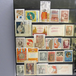 Lot massif de timbres d'Europe neufs et oblitérés en 4 albums.