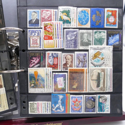 Lot massif de timbres d'Europe neufs et oblitérés en 4 albums.