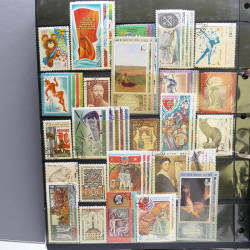 Lot massif de timbres d'Europe neufs et oblitérés en 4 albums.