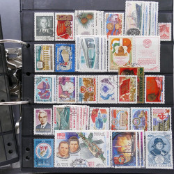 Lot massif de timbres d'Europe neufs et oblitérés en 4 albums.