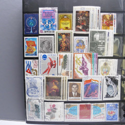 Lot massif de timbres d'Europe neufs et oblitérés en 4 albums.